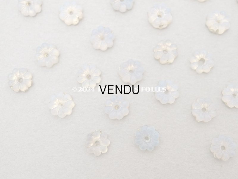 画像3: アンティーク 花型 小さなビーズ 磨りガラス風 乳白色 5mm 約40ピースのセット