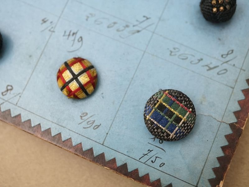 画像12: 19世紀 アンティーク小さなくるみボタンのサンプラー 80ピース