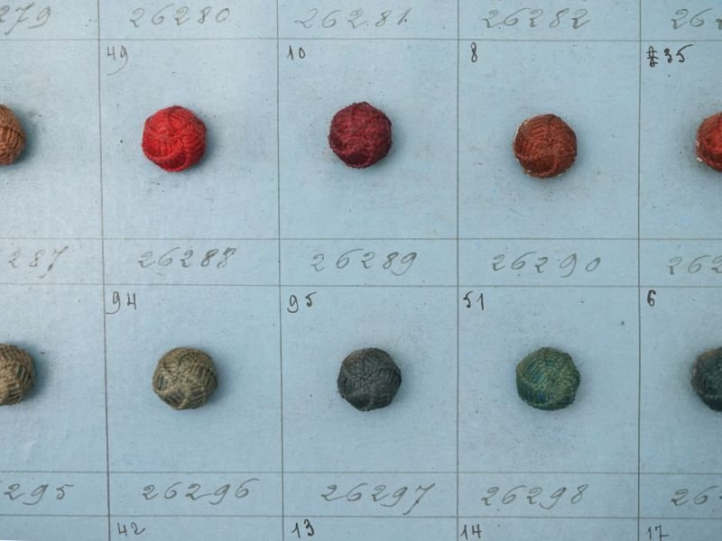 画像6: 19世紀 アンティーク小さなくるみボタンのサンプラー 80ピース