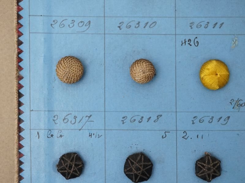 画像7: 19世紀 アンティーク小さなくるみボタンのサンプラー 80ピース