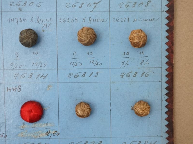 画像8: 19世紀 アンティーク小さなくるみボタンのサンプラー 80ピース