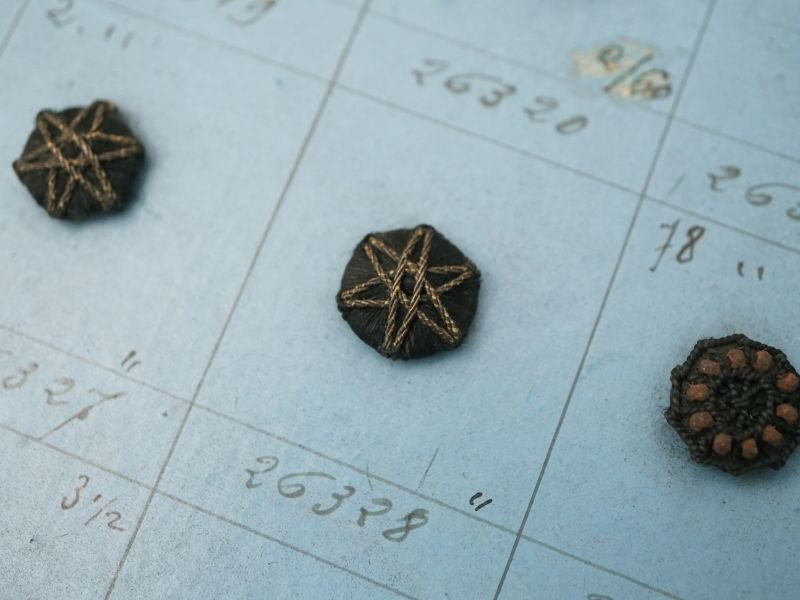 画像9: 19世紀 アンティーク小さなくるみボタンのサンプラー 80ピース