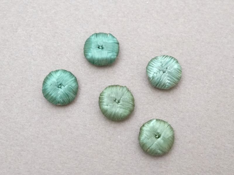 画像4: 19世紀 アンティーク シルク製 くるみボタン 10mm 3〜5ピースのセット