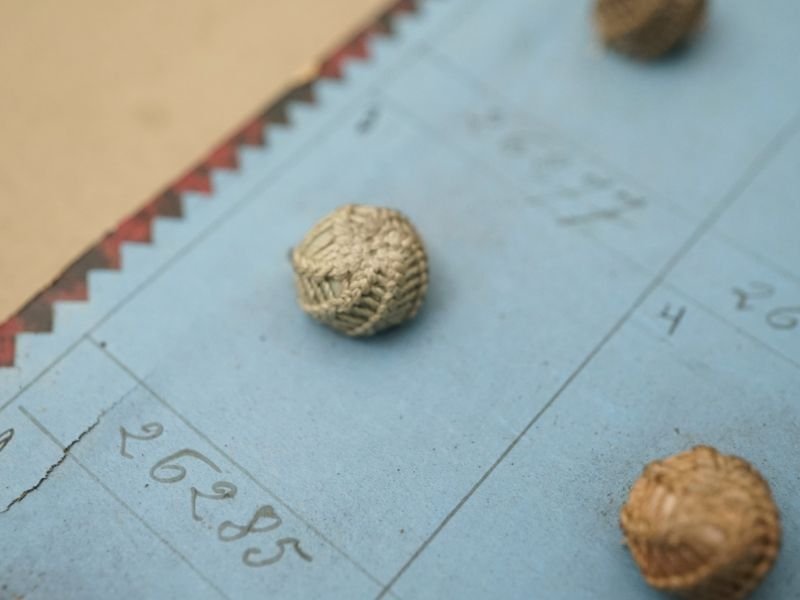 画像14: 19世紀 アンティーク小さなくるみボタンのサンプラー 80ピース