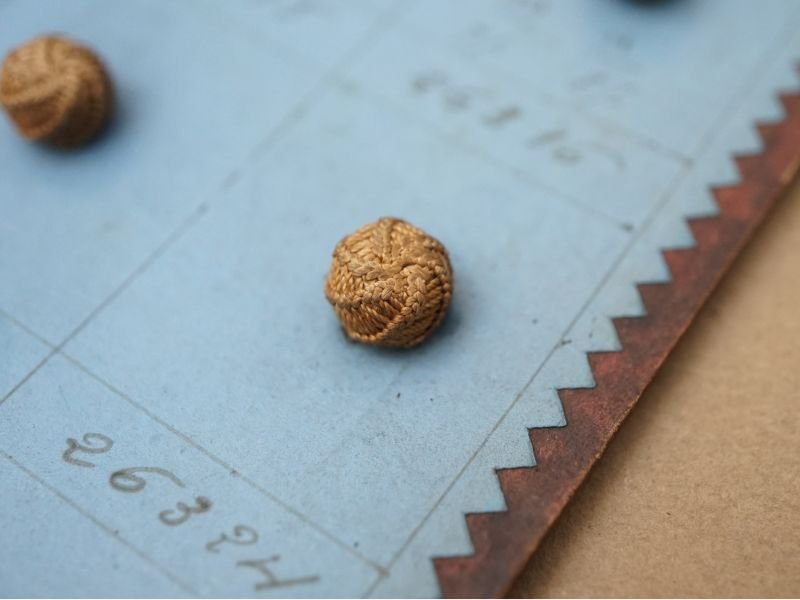 画像15: 19世紀 アンティーク小さなくるみボタンのサンプラー 80ピース