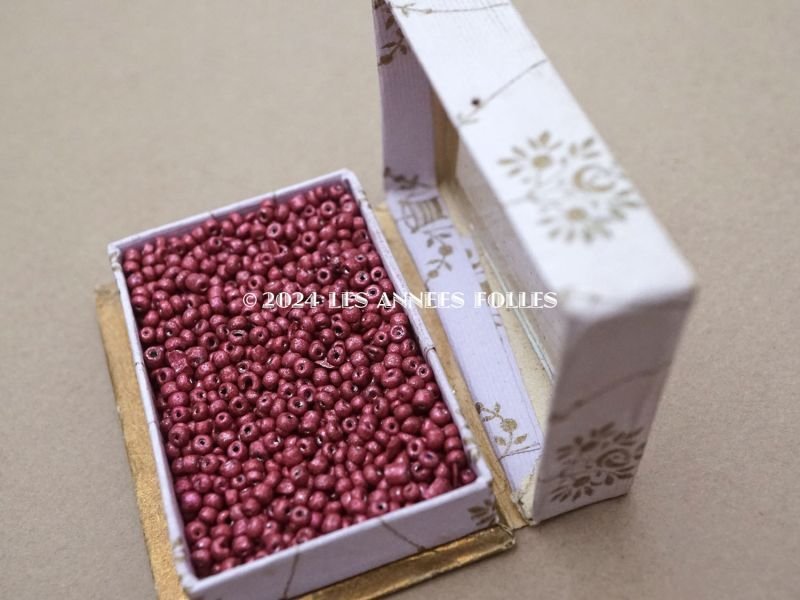 画像6: 未使用  アンティーク パウダーパープルの硝子の蓋の紙箱 ラズベリー色のビーズ入り