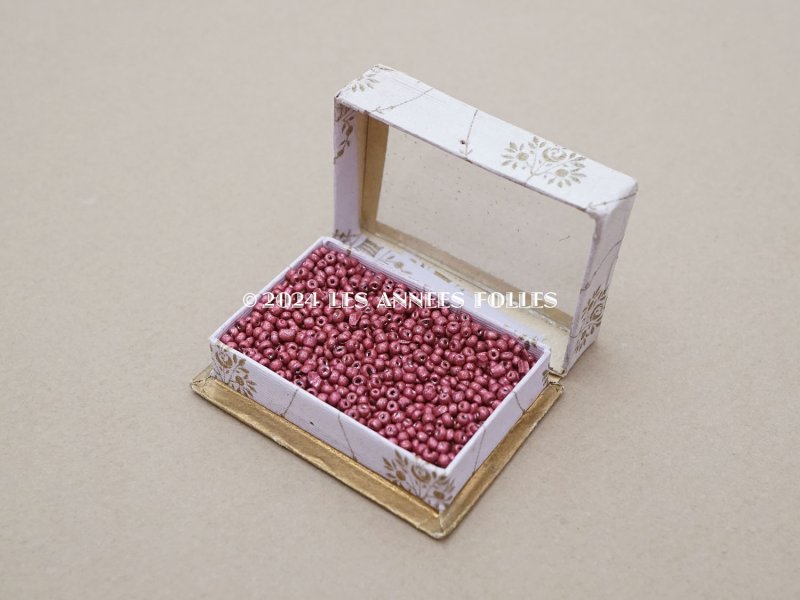 画像5: 未使用  アンティーク パウダーパープルの硝子の蓋の紙箱 ラズベリー色のビーズ入り