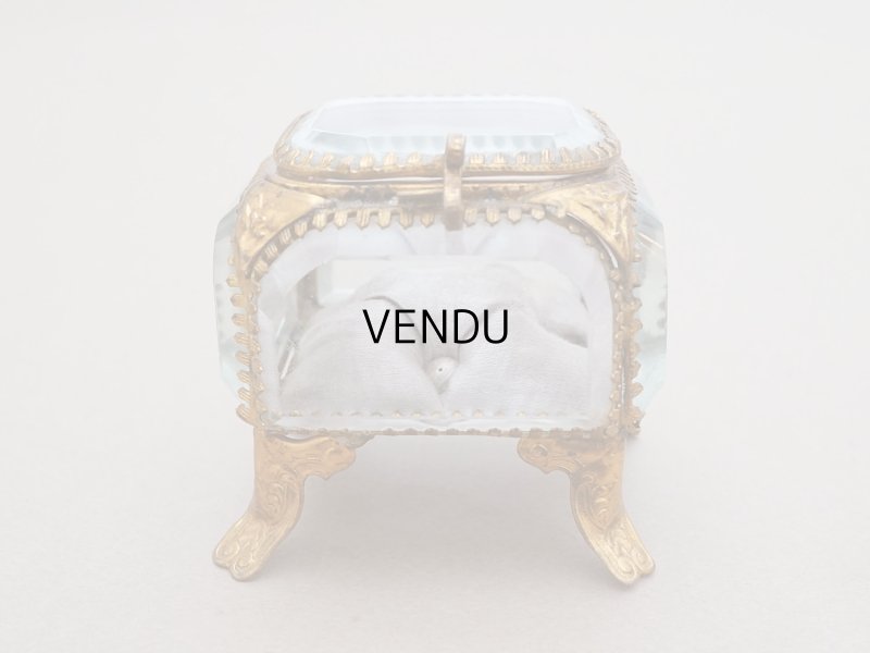 画像9: 19世紀末 アンティーク ジュエリーボックス 藤色 グレイッシュパープルのシルククッション