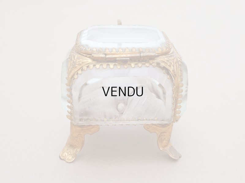 画像10: 19世紀末 アンティーク ジュエリーボックス 藤色 グレイッシュパープルのシルククッション