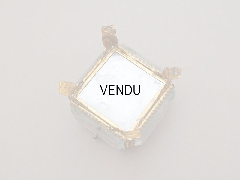 画像4: 19世紀末 アンティーク ジュエリーボックス 藤色 グレイッシュパープルのシルククッション