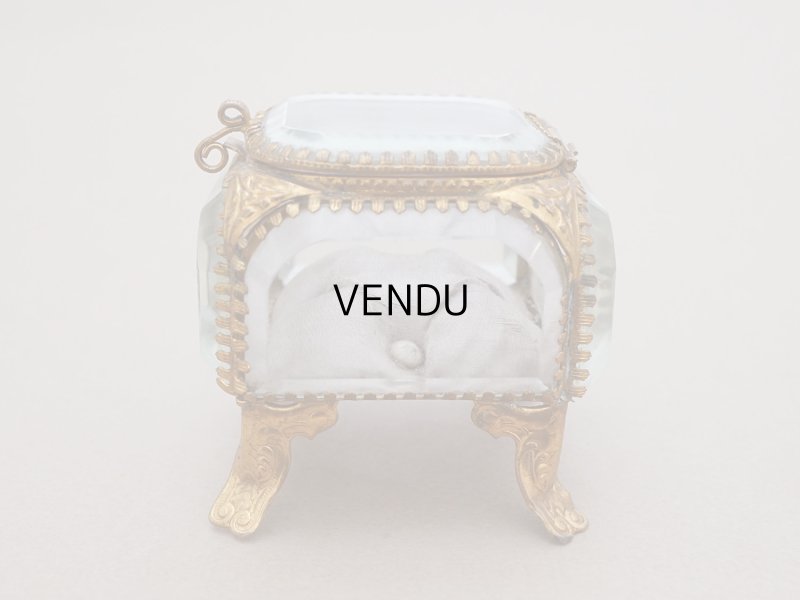 画像12: 19世紀末 アンティーク ジュエリーボックス 藤色 グレイッシュパープルのシルククッション