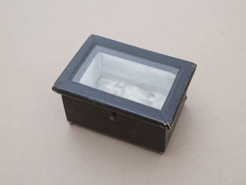 画像4: 19世紀 アンティーク ジュエリーケース ゴールドの脚付き グレイのシルククッション