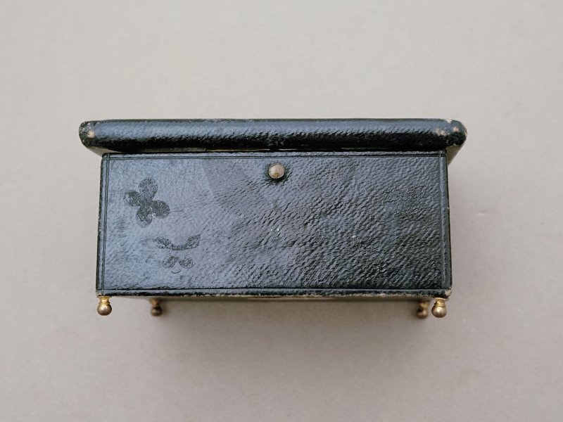 画像11: 19世紀 アンティーク ジュエリーケース ゴールドの脚付き グレイのシルククッション