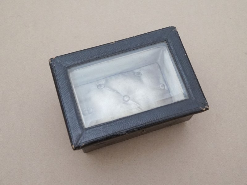 画像6: 19世紀 アンティーク ジュエリーケース ゴールドの脚付き グレイのシルククッション