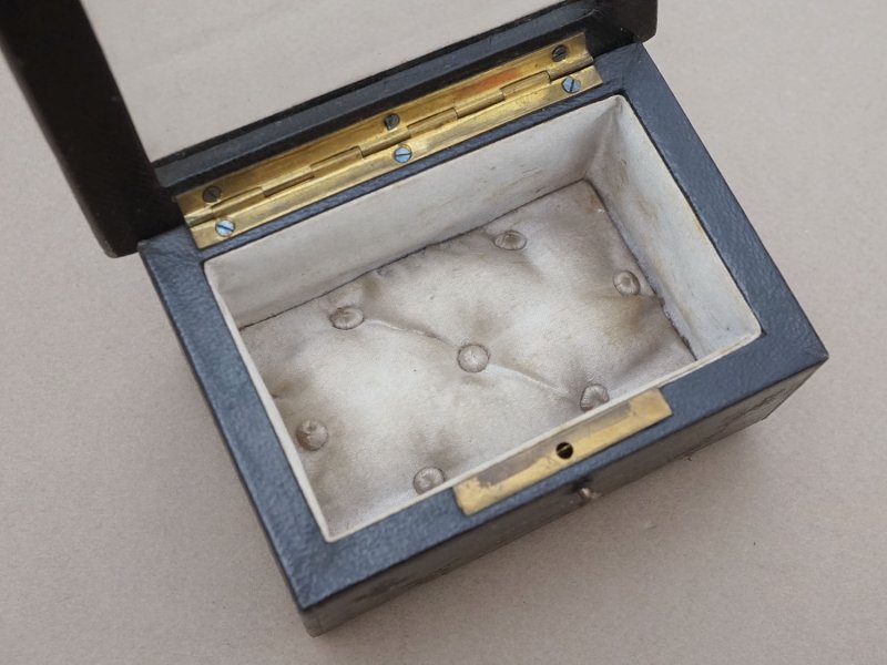 画像7: 19世紀 アンティーク ジュエリーケース ゴールドの脚付き グレイのシルククッション