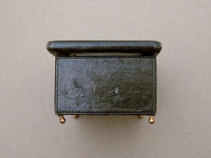 画像13: 19世紀 アンティーク ジュエリーケース ゴールドの脚付き グレイのシルククッション