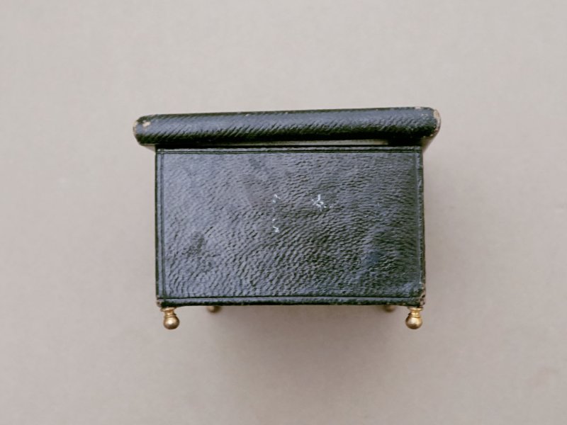 画像14: 19世紀 アンティーク ジュエリーケース ゴールドの脚付き グレイのシルククッション