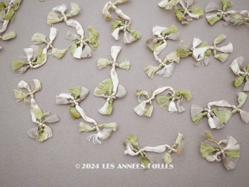 画像1: 19世紀末 アンティーク シルク製 パスマントリー グリーン & アイボリー 24ピースのセット