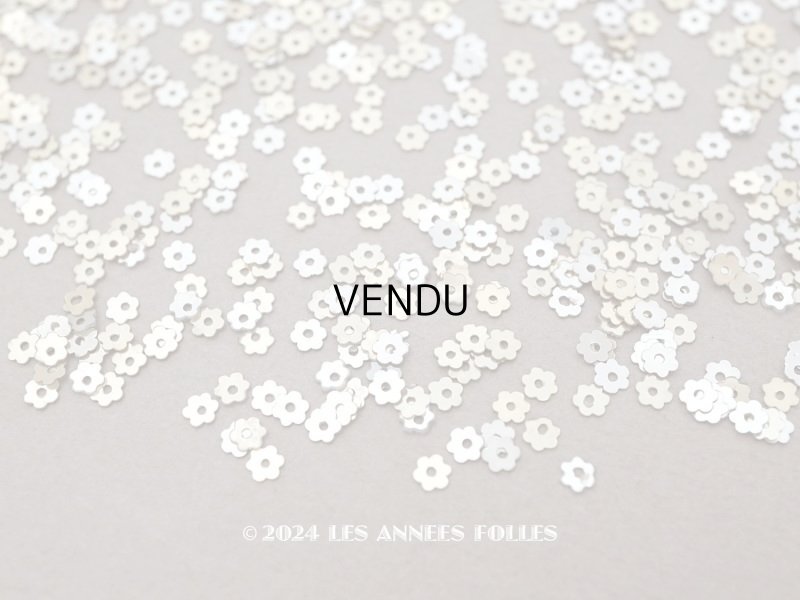 画像1: 19世紀末 アンティーク メタル製 極小 3mm 花 スパンコール 200ピースのセット シャンパンゴールド