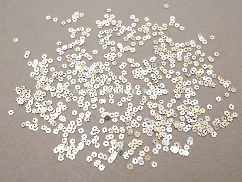 画像2: 19世紀末 アンティーク メタル製 極小 3mm 花 スパンコール 200ピースのセット シャンパンゴールド