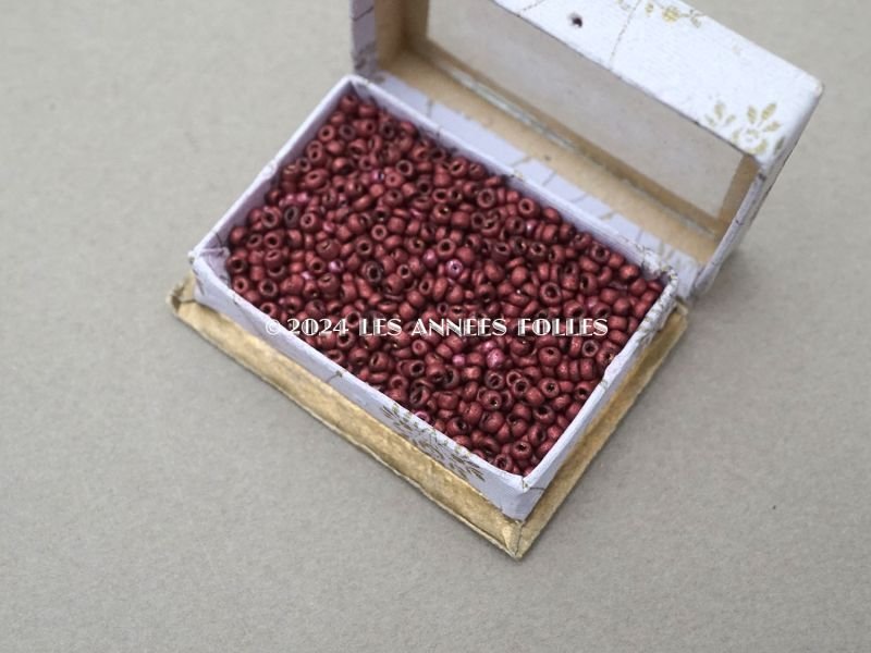 画像3:  アンティーク ガラスビーズ入り 花模様 硝子の蓋の紙箱 グレナディンレッド