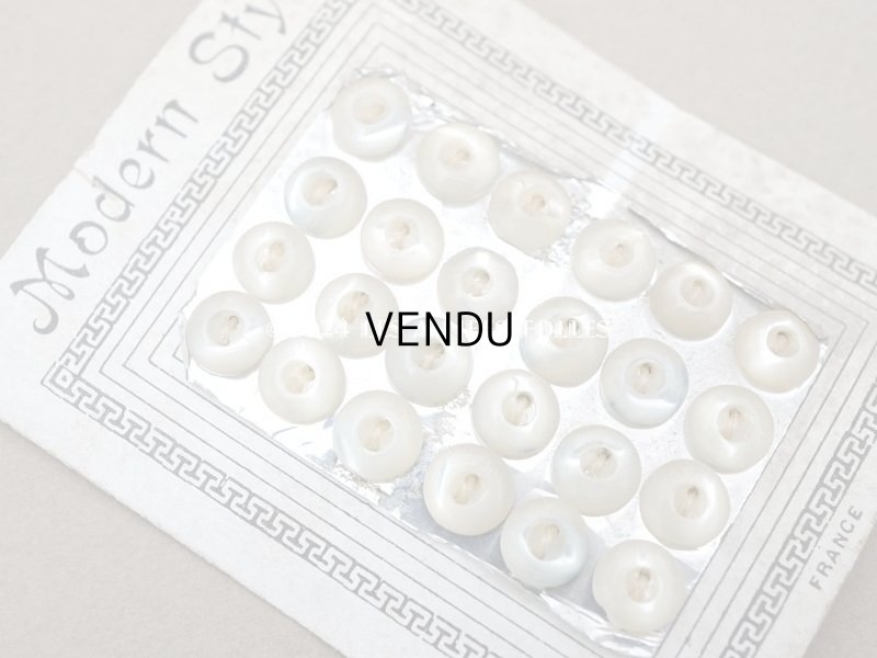 画像2: アンティーク マザーオブパール製 極小 ボタン 6mm 24ピース パウダーブルー＆オフホワイト シェルボタン 