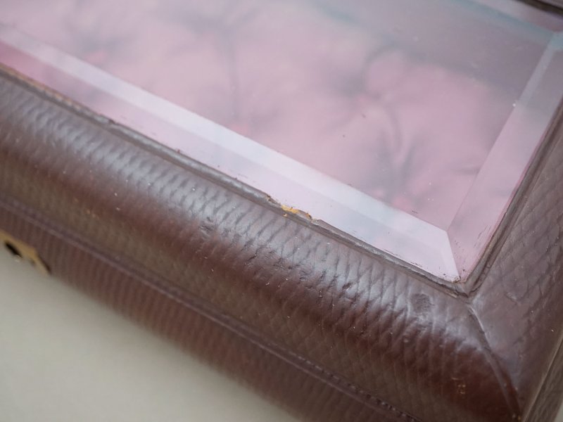 画像5: アンティーク 本革製 ジュエリーケース ボルドー色のシルク製クッション