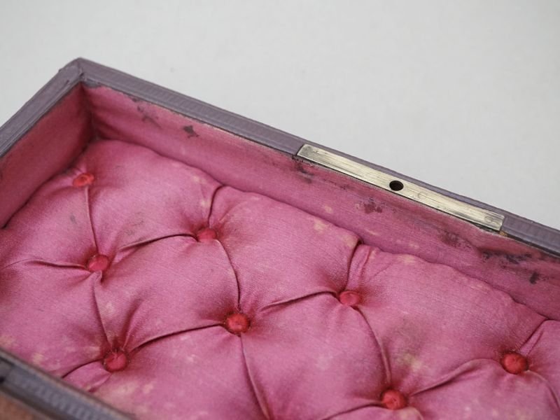 画像18: アンティーク 本革製 ジュエリーケース ボルドー色のシルク製クッション