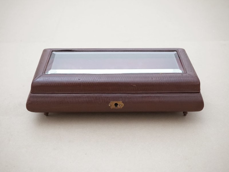 画像3: アンティーク 本革製 ジュエリーケース ボルドー色のシルク製クッション