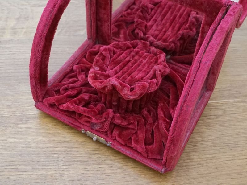 画像9: 19世紀末 アンティーク グローブ・ド・マリエのガラスケース プレザントワール 赤紫 シルクベルベットのフレーム