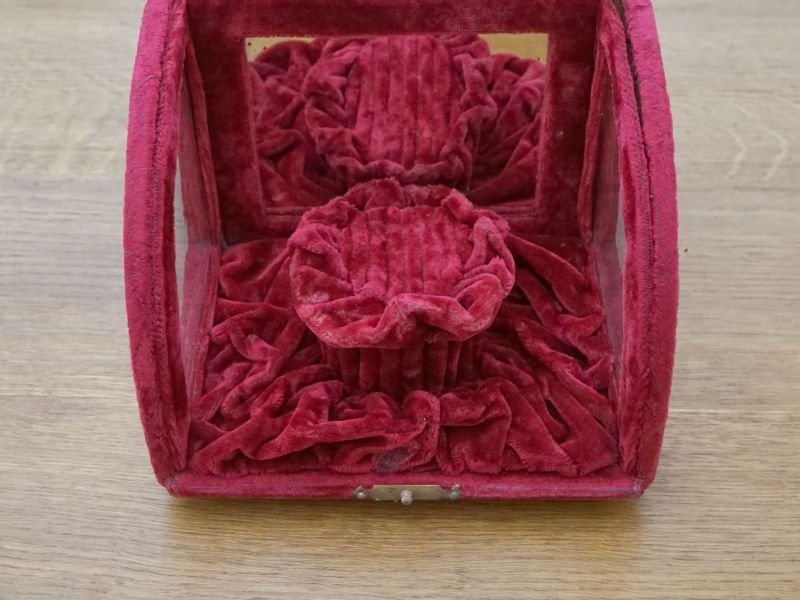 画像8: 19世紀末 アンティーク グローブ・ド・マリエのガラスケース プレザントワール 赤紫 シルクベルベットのフレーム