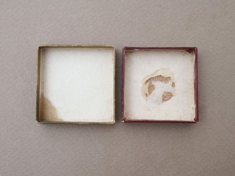 画像3: 19世紀末 アンティーク 家紋入り 小さな紙箱 ボルドー 