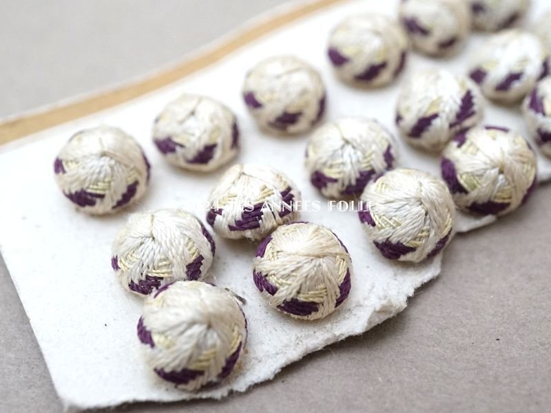 画像5: 1850年頃 アンティーク シルク製 くるみボタン オフホワイト&紫 9〜10mm 6ピースのセット