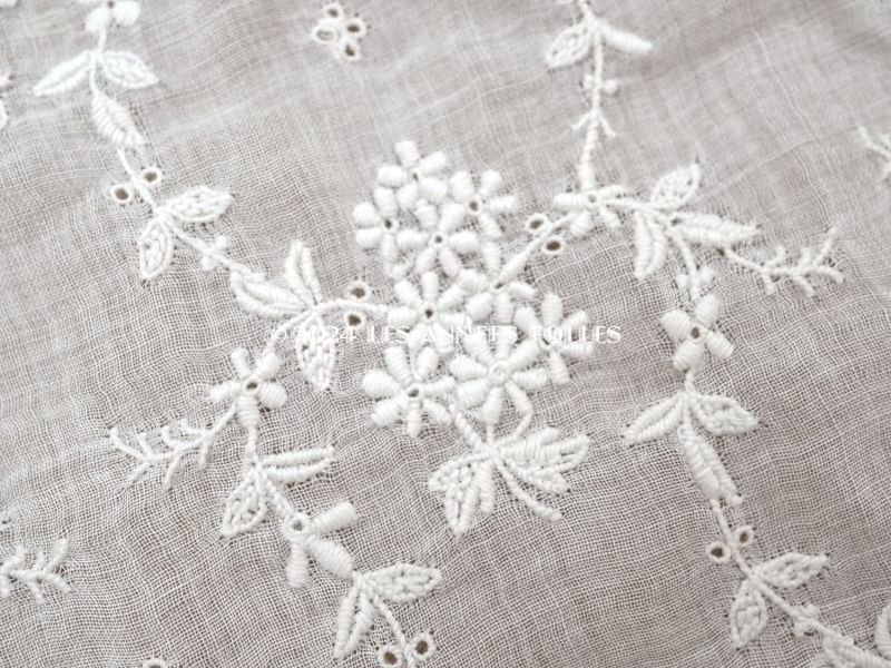 画像4: アンティーク 花模様の刺繍入り リノン ファブリック 幅110cm