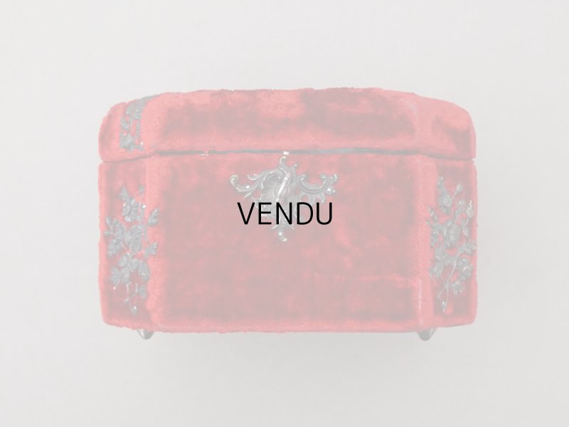 画像17: 19世紀末 アンティーク バカラ社のクリスタル香水瓶入り 裁縫箱 レッド＆パウダーブルー ベルベット＆シルククッション