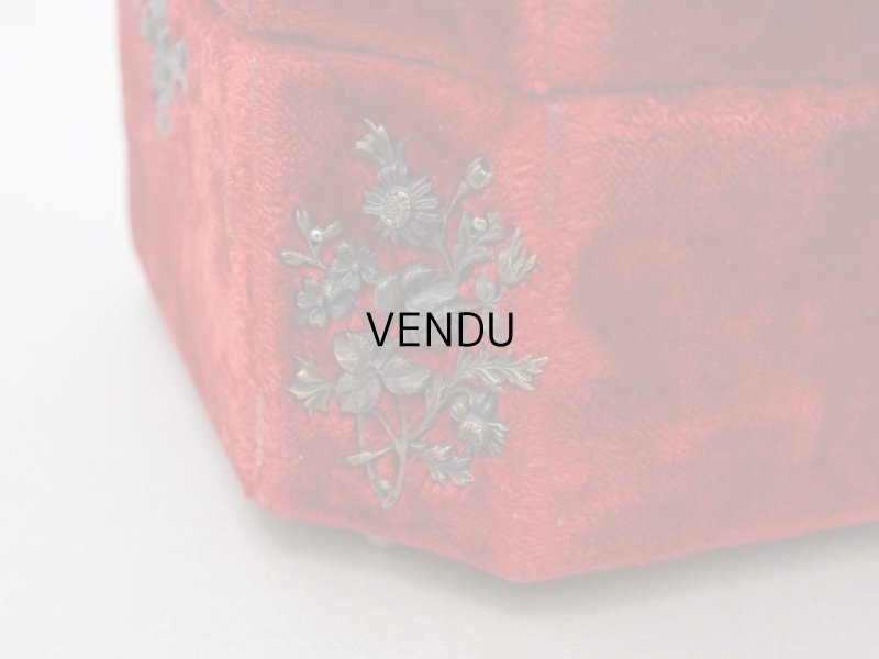 画像21: 19世紀末 アンティーク バカラ社のクリスタル香水瓶入り 裁縫箱 レッド＆パウダーブルー ベルベット＆シルククッション