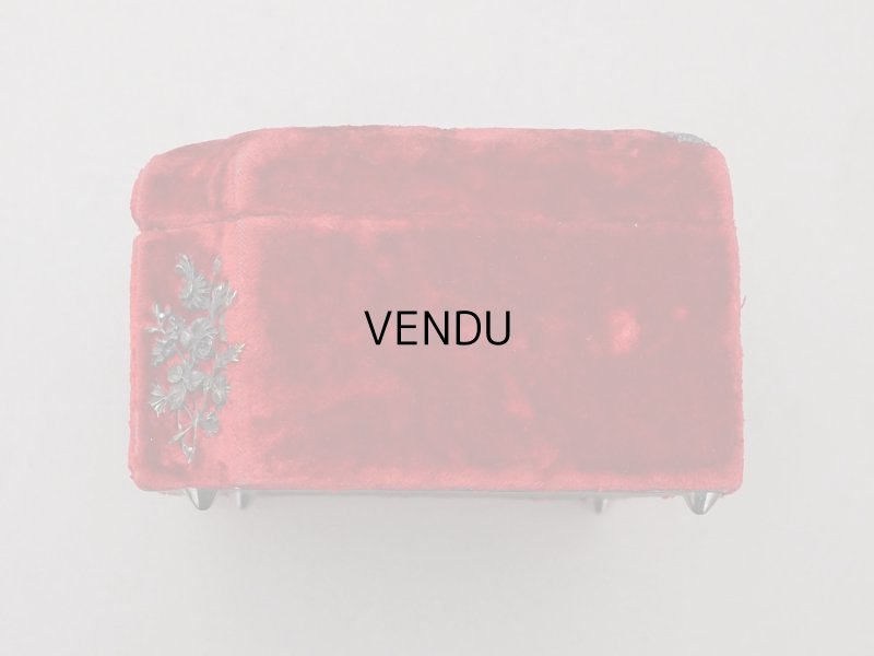 画像20: 19世紀末 アンティーク バカラ社のクリスタル香水瓶入り 裁縫箱 レッド＆パウダーブルー ベルベット＆シルククッション