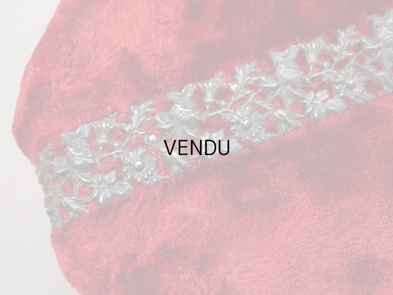 画像15: 19世紀末 アンティーク バカラ社のクリスタル香水瓶入り 裁縫箱 レッド＆パウダーブルー ベルベット＆シルククッション