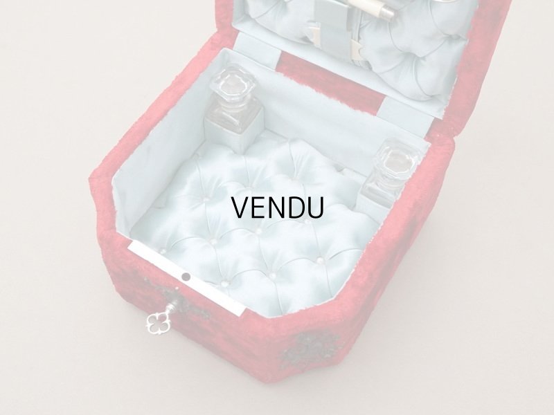 画像7: 19世紀末 アンティーク バカラ社のクリスタル香水瓶入り 裁縫箱 レッド＆パウダーブルー ベルベット＆シルククッション