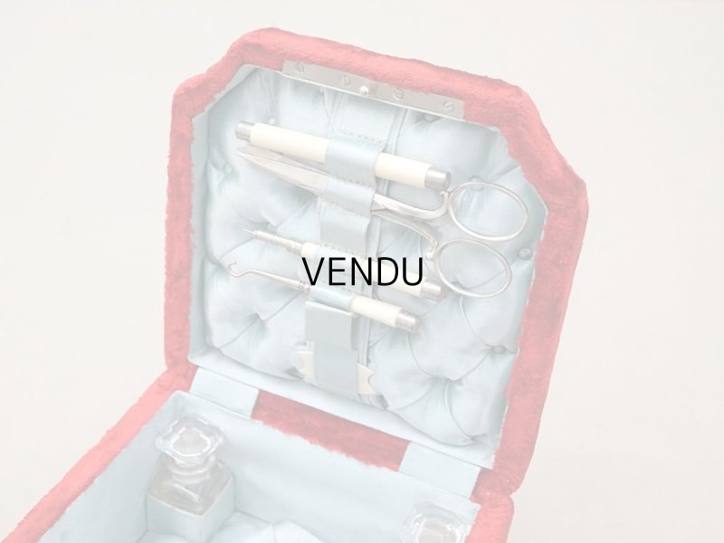 画像5: 19世紀末 アンティーク バカラ社のクリスタル香水瓶入り 裁縫箱 レッド＆パウダーブルー ベルベット＆シルククッション