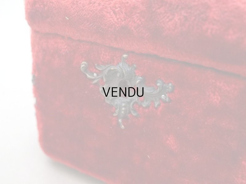 画像22: 19世紀末 アンティーク バカラ社のクリスタル香水瓶入り 裁縫箱 レッド＆パウダーブルー ベルベット＆シルククッション