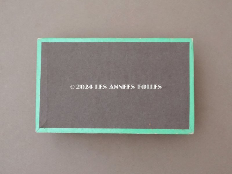 画像4: 19世紀末 アンティーク 『マルキーズ・ ドゥ・セヴィニエ』のお菓子箱  LES SEVIGNETTES GRIGNAN - MARQUISE DE SEVIGNE PARIS -