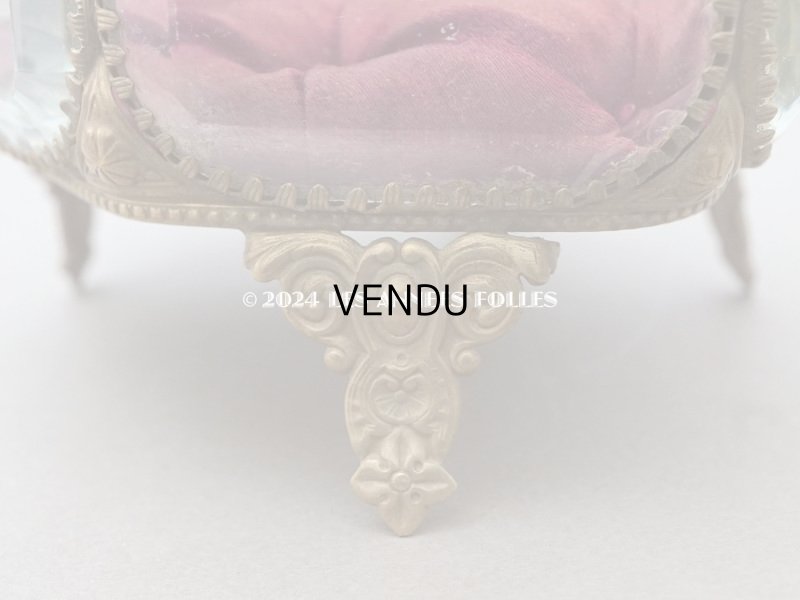 画像17: 19世紀 アンティーク 大きなジュエリーボックス 六角形 ワイン色のシルク製クッション