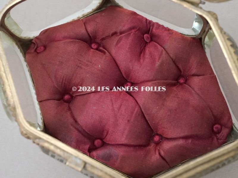 画像7: 19世紀 アンティーク 大きなジュエリーボックス 六角形 ワイン色のシルク製クッション