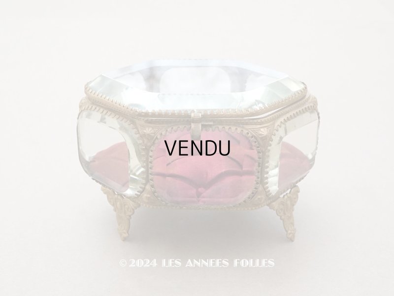 画像1: 19世紀 アンティーク 大きなジュエリーボックス 六角形 ワイン色のシルク製クッション