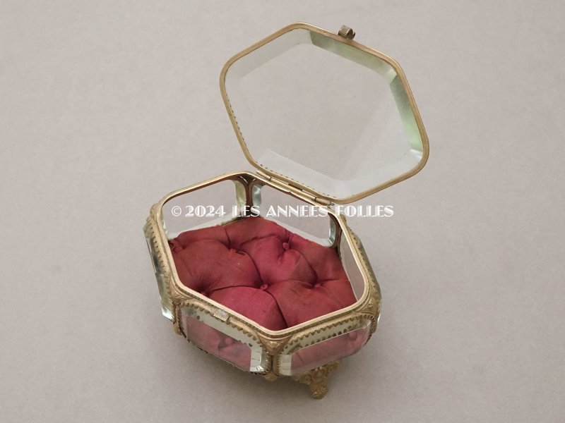 画像4: 19世紀 アンティーク 大きなジュエリーボックス 六角形 ワイン色のシルク製クッション