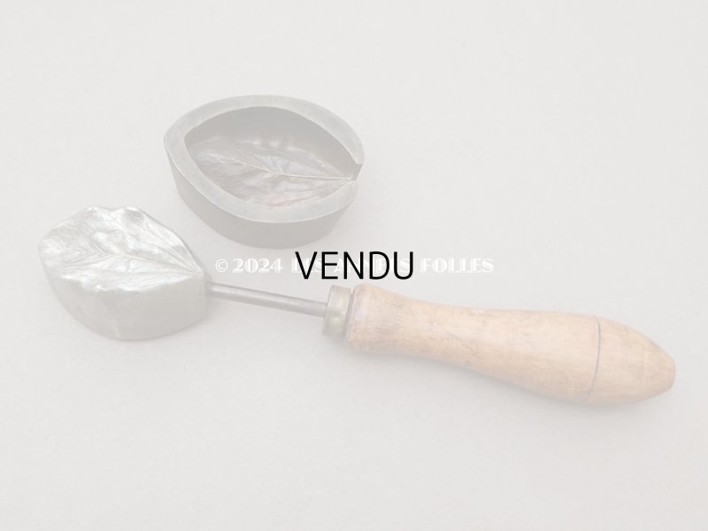 画像2: 19世紀末 アンティーク  こて リーフ 型押し 