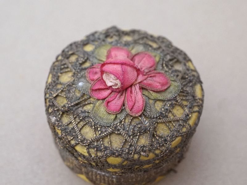 画像4: アンティーク ロココモチーフ 小さなパウダーボックス パフ付き