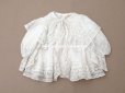 画像2: 1900年頃 アンティーク ドール&ベビー用 袖付きケープ ドット刺繍のコットンファブリック＆レース 裏地付き (2)