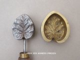 19世紀末 アンティーク  こて 菫のリーフ 型押し 